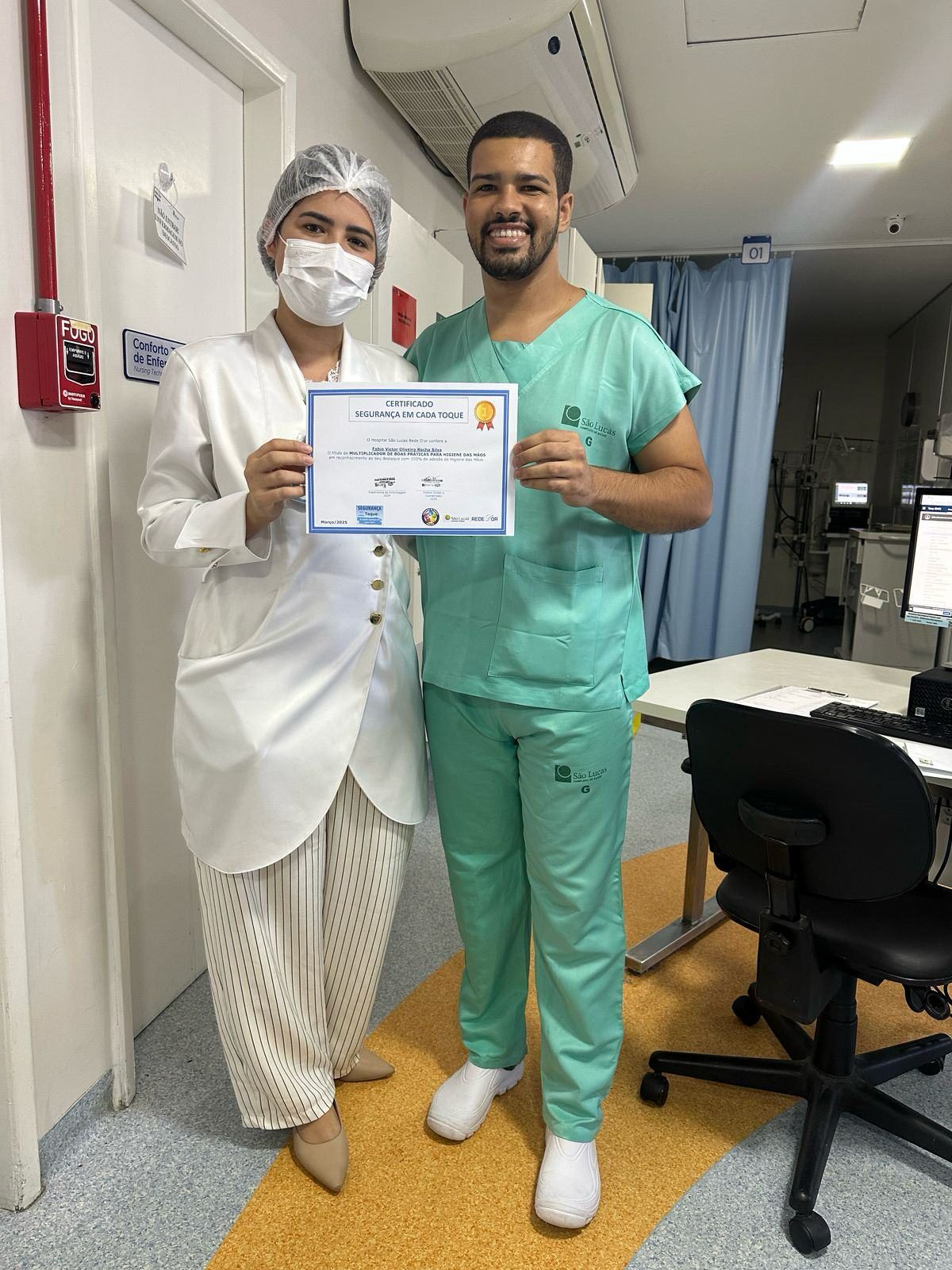 Profissionais da Cuidare com o certificado Segurança em Cada Toque em UTI do Hospital São Lucas